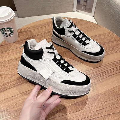 Γυναικεία αθλητικά παπούτσια από οικολογικό δέρμα με επίπεδη σόλα