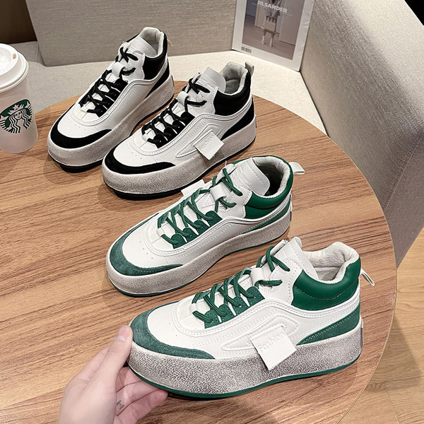 Γυναικεία αθλητικά παπούτσια από οικολογικό δέρμα με επίπεδη σόλα