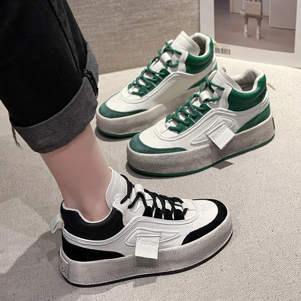 Γυναικεία αθλητικά παπούτσια από οικολογικό δέρμα με επίπεδη σόλα