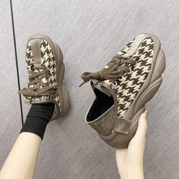 Adidasi de dama din panza cu sireturi si talpa aspra