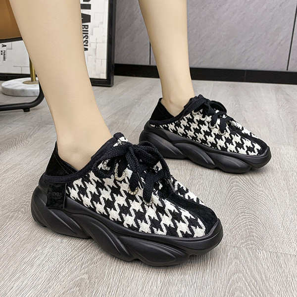 Adidasi de dama din panza cu sireturi si talpa aspra