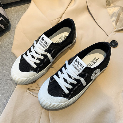 Γυναικεία sneakers με κορδόνια και κέντημα σε δύο χρώματα