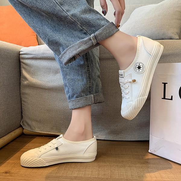 Γυναικεία sneakers με κορδόνια και κέντημα σε δύο χρώματα