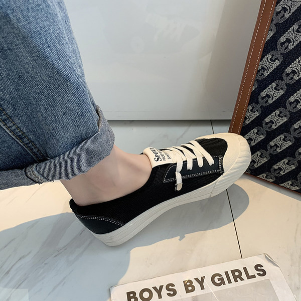 Γυναικεία sneakers με κορδόνια και κέντημα σε δύο χρώματα