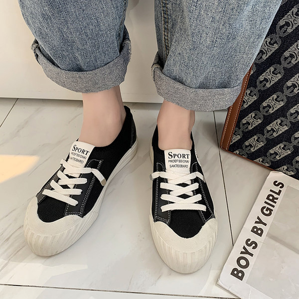 Γυναικεία sneakers με κορδόνια και κέντημα σε δύο χρώματα