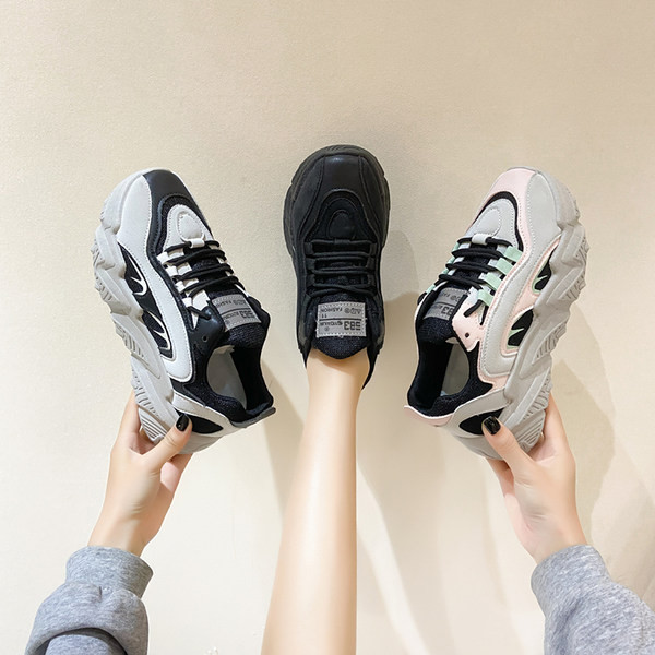 Model nou de adidasi cu talpa aspra in doua culori