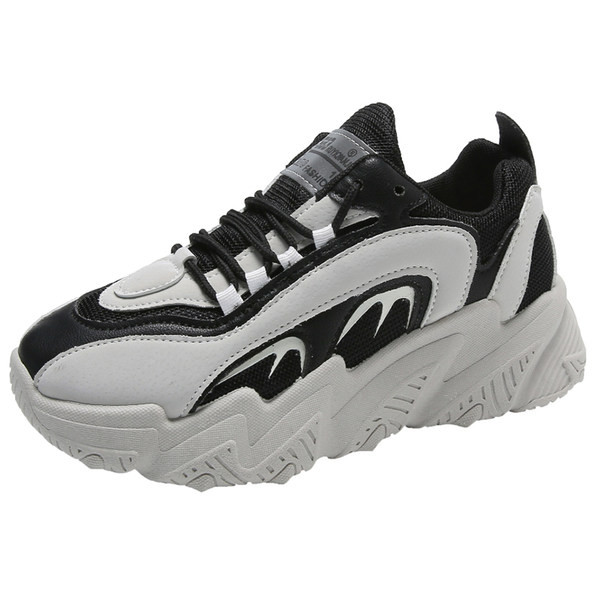 Model nou de adidasi cu talpa aspra in doua culori