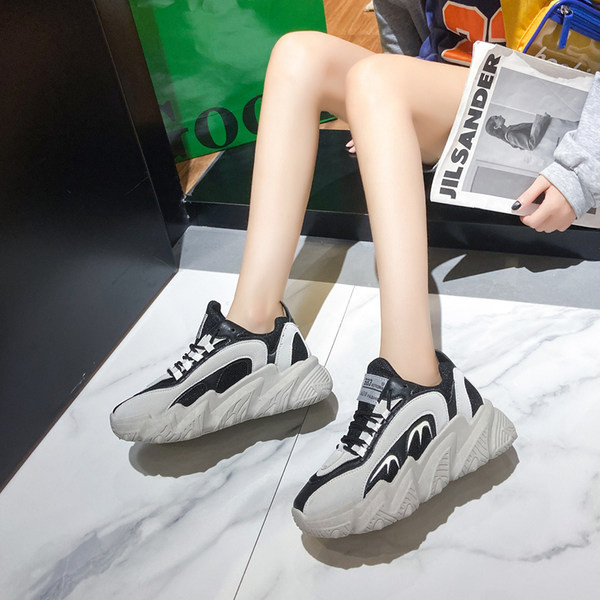 Model nou de adidasi cu talpa aspra in doua culori