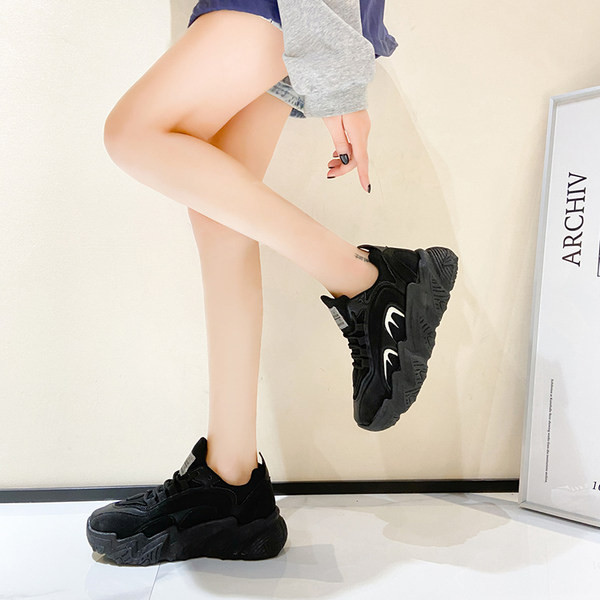 Model nou de adidasi cu talpa aspra in doua culori