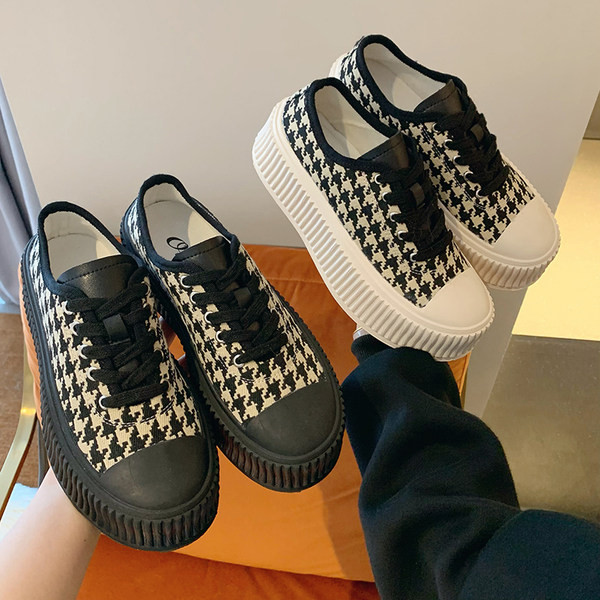 Γυναικεία καρό πάνινα παπούτσια σε δύο χρώματα και επίπεδη σόλα