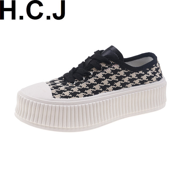 Γυναικεία καρό πάνινα παπούτσια σε δύο χρώματα και επίπεδη σόλα