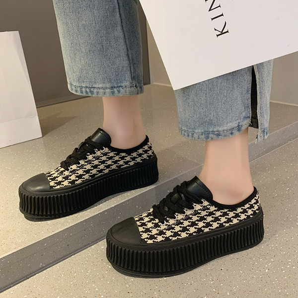 Γυναικεία καρό πάνινα παπούτσια σε δύο χρώματα και επίπεδη σόλα