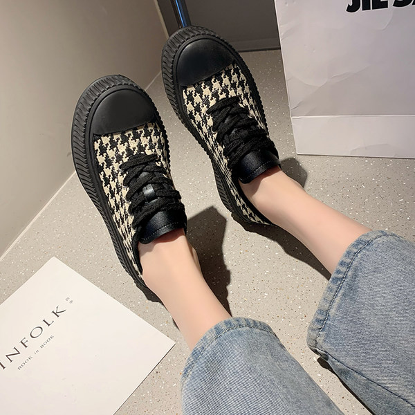 Γυναικεία καρό πάνινα παπούτσια σε δύο χρώματα και επίπεδη σόλα