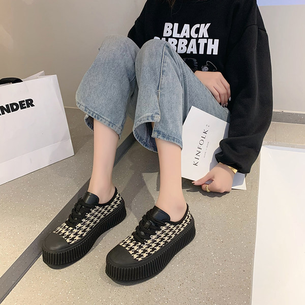 Γυναικεία καρό πάνινα παπούτσια σε δύο χρώματα και επίπεδη σόλα