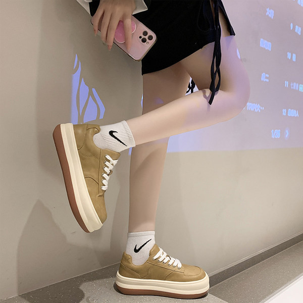 Casual αθλητικά παπούτσια από οικολογικό δέρμα με επίπεδη σόλα και κορδόνια