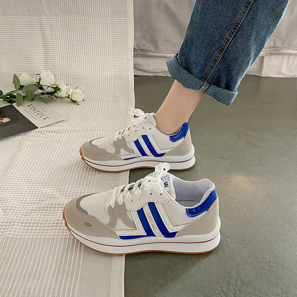 Γυναικεία αθλητικά πάνινα παπούτσια με ψηλή σόλα και επιγραφή