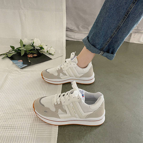 Γυναικεία αθλητικά πάνινα παπούτσια με ψηλή σόλα και επιγραφή