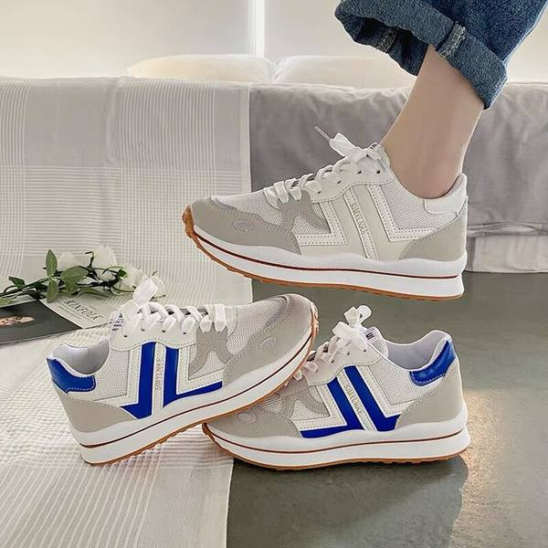 Γυναικεία αθλητικά πάνινα παπούτσια με ψηλή σόλα και επιγραφή