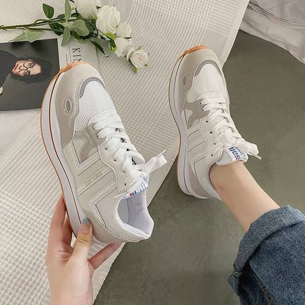 Γυναικεία αθλητικά πάνινα παπούτσια με ψηλή σόλα και επιγραφή