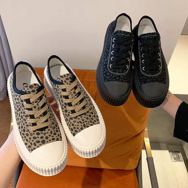 Νέο μοντέλο γυναικεία αθλητικά παπούτσια  με επίπεδη σόλα και κορδόνια σε δύο χρώματα