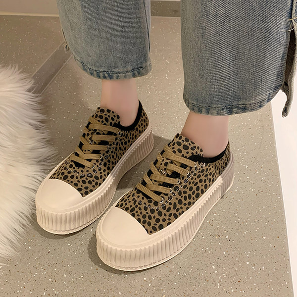 Νέο μοντέλο γυναικεία αθλητικά παπούτσια  με επίπεδη σόλα και κορδόνια σε δύο χρώματα