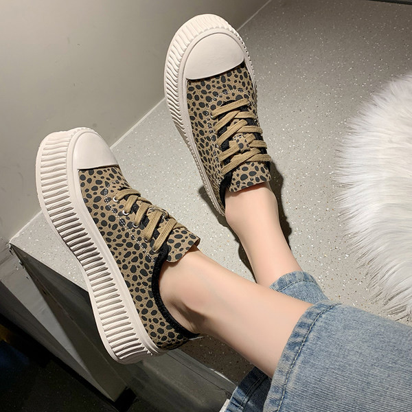 Νέο μοντέλο γυναικεία αθλητικά παπούτσια  με επίπεδη σόλα και κορδόνια σε δύο χρώματα