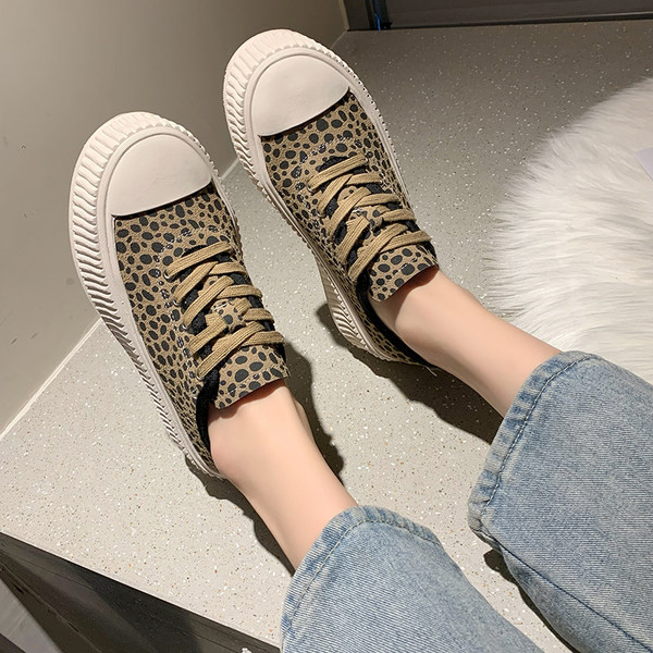 Νέο μοντέλο γυναικεία αθλητικά παπούτσια  με επίπεδη σόλα και κορδόνια σε δύο χρώματα