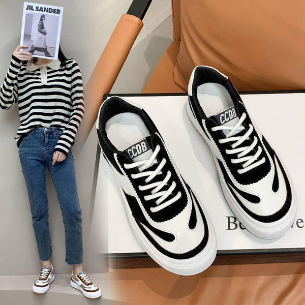 Γυναικεία αθλητικά παπούτσια με επίπεδη σόλα επιγραφή και κορδόνια