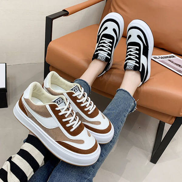 Γυναικεία αθλητικά παπούτσια με επίπεδη σόλα επιγραφή και κορδόνια