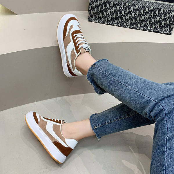 Γυναικεία αθλητικά παπούτσια με επίπεδη σόλα επιγραφή και κορδόνια