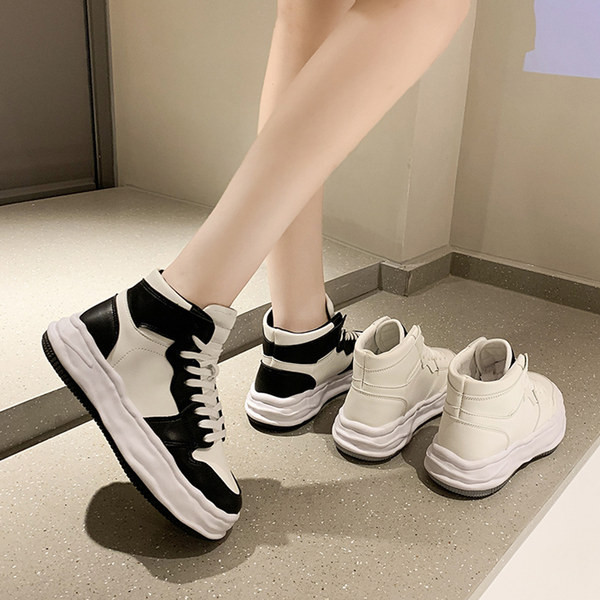 Γυναικεία αθλητικά παπούτσια με σόλα και κορδόνια 4 εκ