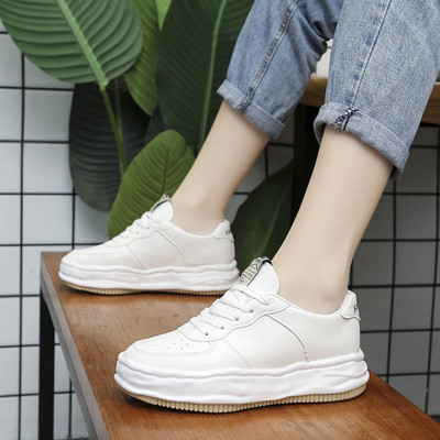 Γυναικεία έκο δερμάτινα αθλητικά παπούτσια με κορδόνια και επιγραφή