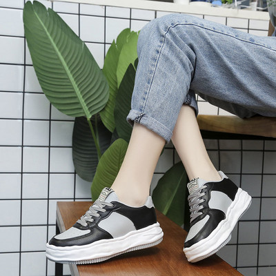 Γυναικεία έκο δερμάτινα αθλητικά παπούτσια με κορδόνια και επιγραφή