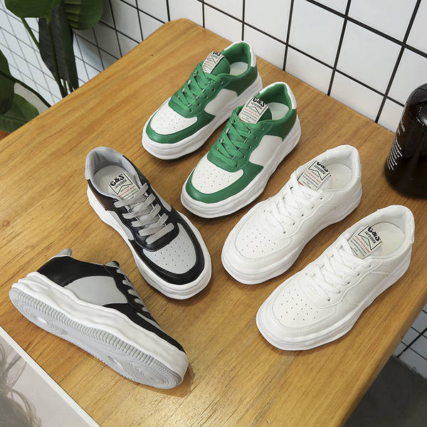 Γυναικεία έκο δερμάτινα αθλητικά παπούτσια με κορδόνια και επιγραφή