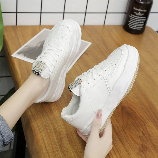 Γυναικεία έκο δερμάτινα αθλητικά παπούτσια με κορδόνια και επιγραφή