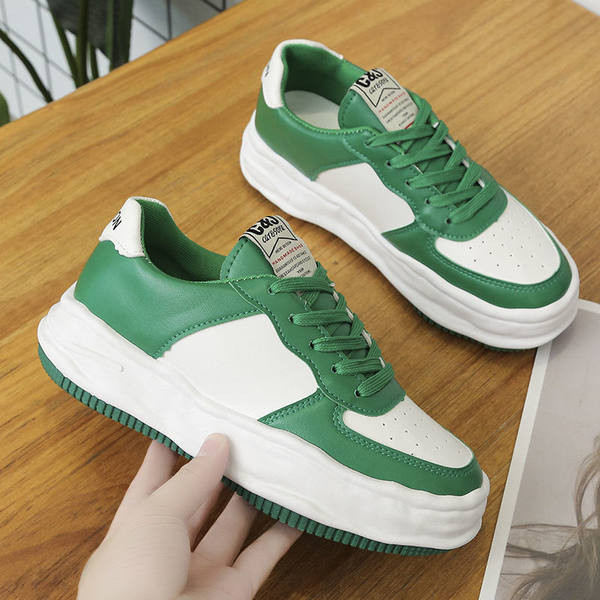 Γυναικεία έκο δερμάτινα αθλητικά παπούτσια με κορδόνια και επιγραφή