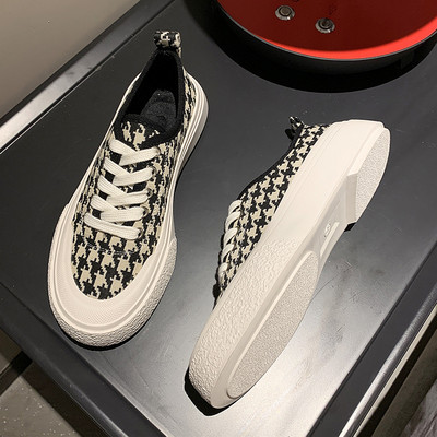 Tenisi dama in carouri cu talpa plata si sireturi