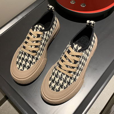 Tenisi dama in carouri cu talpa plata si sireturi