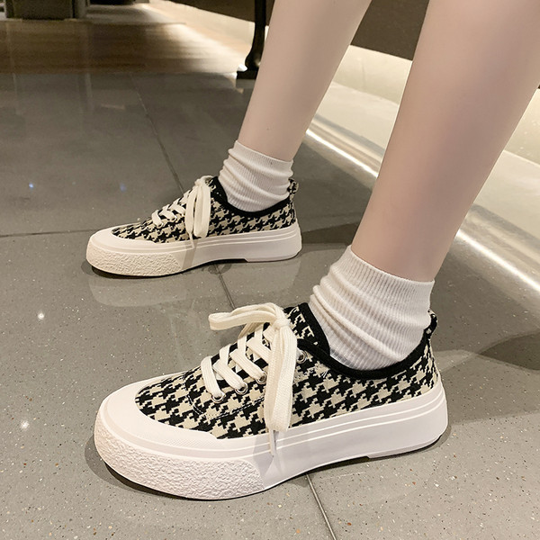 Tenisi dama in carouri cu talpa plata si sireturi