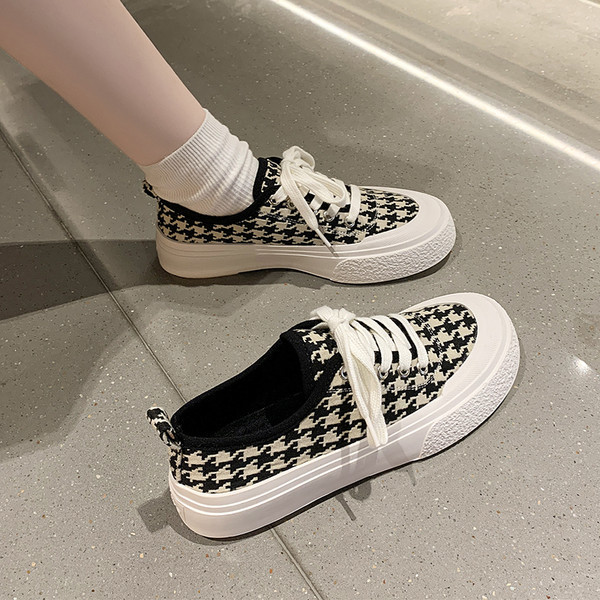 Tenisi dama in carouri cu talpa plata si sireturi