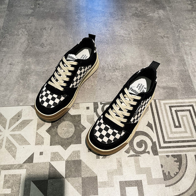 Γυναικεία αθλητικά παπούτσια με επίπεδη σόλα και κορδόνια