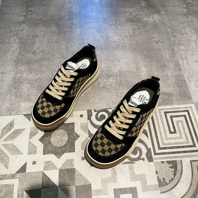 Γυναικεία αθλητικά παπούτσια με επίπεδη σόλα και κορδόνια