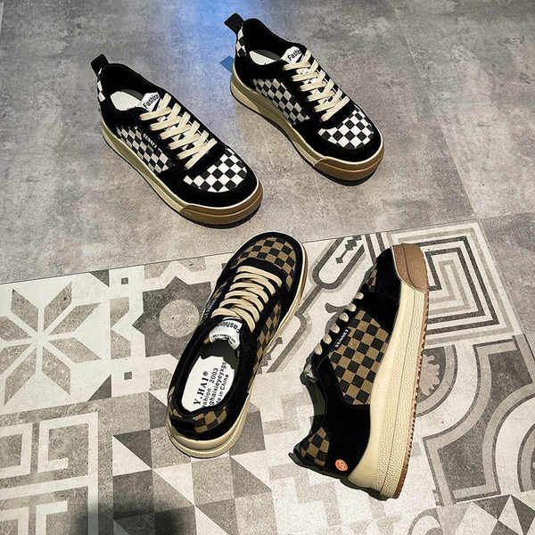 Γυναικεία αθλητικά παπούτσια με επίπεδη σόλα και κορδόνια