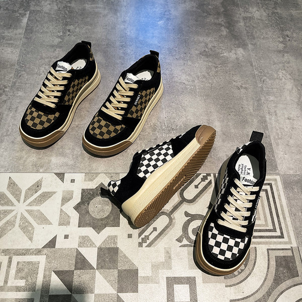 Γυναικεία αθλητικά παπούτσια με επίπεδη σόλα και κορδόνια