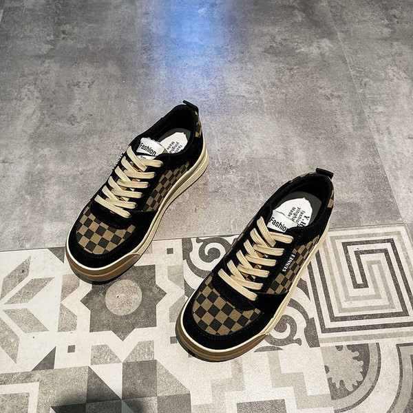 Γυναικεία αθλητικά παπούτσια με επίπεδη σόλα και κορδόνια