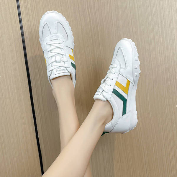 Γυναικεία οικολογικά δερμάτινα αθλητικά παπούτσια με κορδόνια και επιγραφή