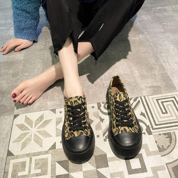 Γυναικεία αθλητικά παπούτσια από ύφασμα με λεοπάρ εκτύπωση