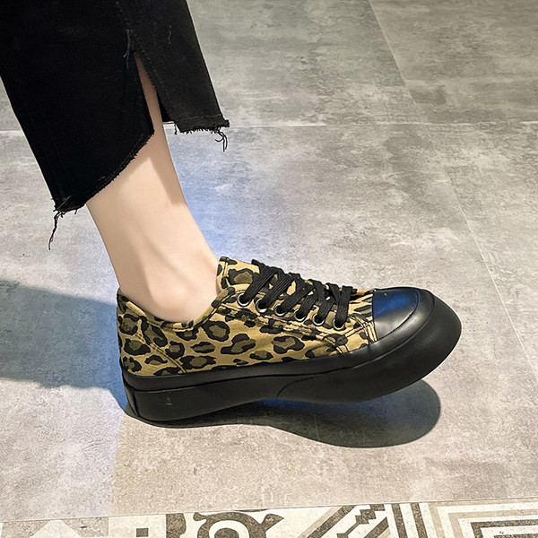 Γυναικεία αθλητικά παπούτσια από ύφασμα με λεοπάρ εκτύπωση