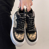 Γυναικεία αθλητικά παπούτσια με λεοπάρ εκτύπωση - ψηλό μοντέλο