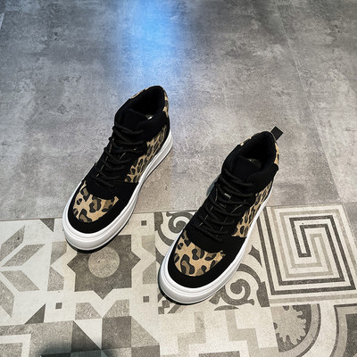 Γυναικεία αθλητικά παπούτσια με λεοπάρ εκτύπωση - ψηλό μοντέλο